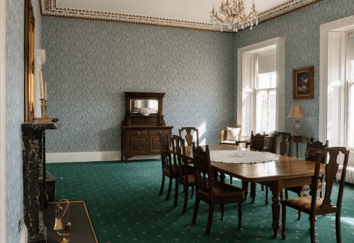 Élégante salle à manger de South Hill House à Delvin, meublée d'époque, papier peint damassé et moquette verte