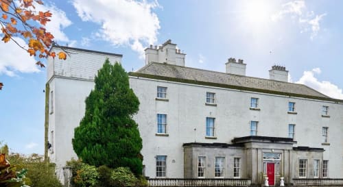 Façade de l'hôtel South Hill House à Delvin, Irlande - bâtiment géorgien blanchis à la chaux avec lierre et feuillage automnal