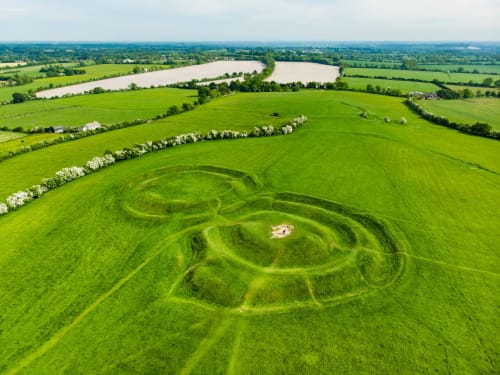 Vue aérienne d'un ancien fort fortifié près de South Hill House, Delvin Irlande, entouré de champs verdoyants et d'une rivière