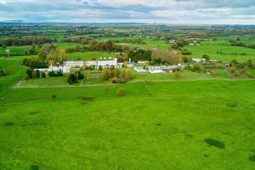 Vue aérienne de South Hill House, hôtel rural entouré de champs verdoyants à Delvin, Irlande
