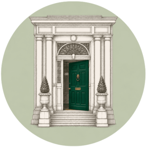 Entrée de South Hill House à Delvin, Irlande avec sa porte verte classique, colonnes blanches ornementales et urnes de topiaire