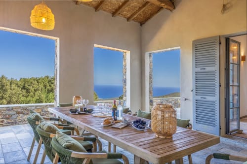 Terrasse de la villa Constance avec vue sur mer, table de salle à manger et paysage côtier méditerranéen à Ersa, Cap Corse