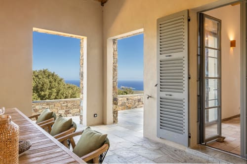 Villa Constance à La Conciergerie du Cap Corse : vue mer, terrasse et voûte en pierre donnant sur la Méditerranée