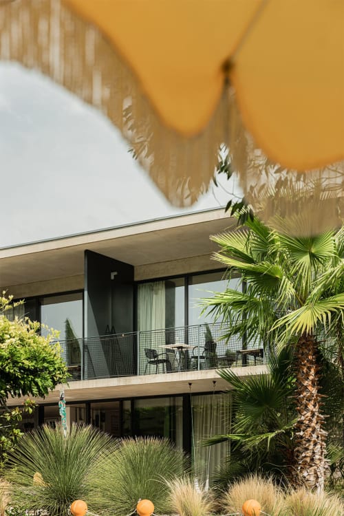 Maison Jalon, hôtel-boutique à Aix-en-Provence avec terrasse contemporaine, parasol jaune et paysagisme méditerranéen