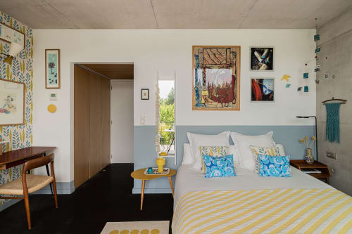 Chambre Maison Jalon à Aix-en-Provence : lit gris-bleu, plaid jaune rayé, art moderne et mobilier années 50