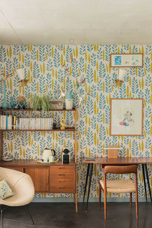 Espace de travail rétro à la Maison Jalon B&B à Aix-en-Provence : papier peint botanique, bureau en bois et mobilier vintage