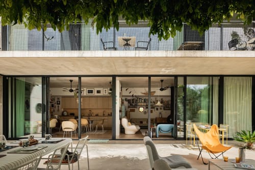 Villa Maison Jalon à Aix-en-Provence : séjour moderne ouvert, baies vitrées donnant sur terrasse avec salon