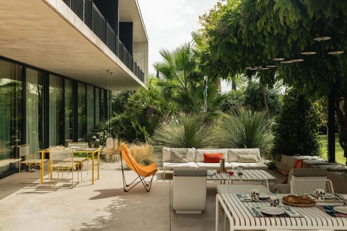 Villa Maison Jalon, patio à Aix-en-Provence avec salon, salle à manger, palmiers et architecture contemporaine