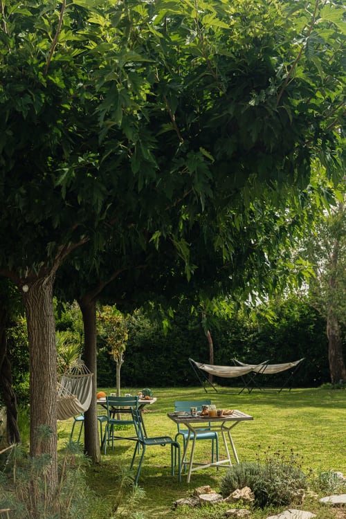 Jardin de la villa Maison Jalon à Aix-en-Provence avec zone ombragée, table de repas, hamac et pelouse verdoyante