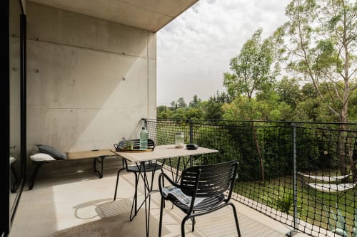 Balcon contemporain avec table à manger vue sur la forêt, villa Maison Jalon, Aix-en-Provence