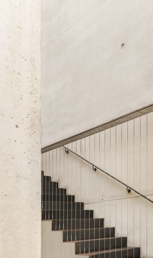 Escalier minimaliste en béton avec rampe métallique à la villa Maison Jalon à Aix-en-Provence