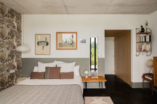 Chambre romantique à la Maison Jalon Aix-en-Provence avec lit moderne, œuvres botaniques et rideaux à motifs floraux