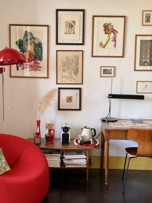 Chambre élégante à la Maison Jalon B&B à Aix-en-Provence avec fauteuil rouge, galerie murale et mobilier années 50