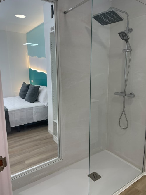 Moderno baño con ducha de acceso directo y dos cabezales en Hotel Arenas Rio, Arenas de San Pedro, con vista al dormitorio