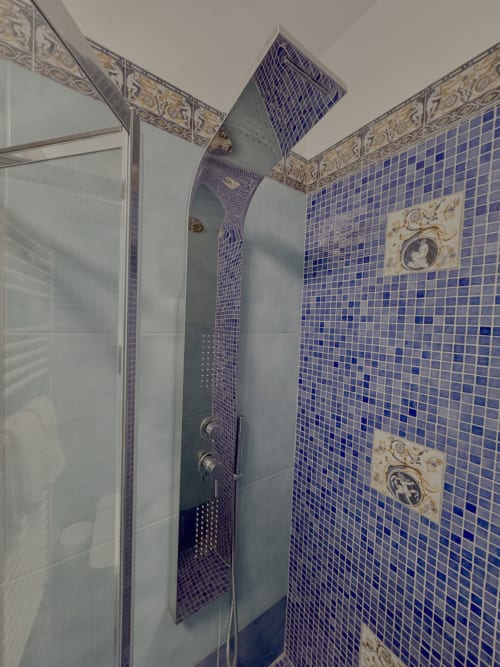 Moderna doccia con piastrelle a mosaico blu e soffione pioggia presso Aurora View Resort, Italia