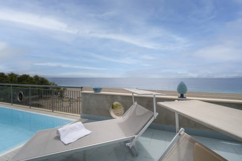 Lussuosa terrazza con piscina dell'Aurora View Resort, vista mare, lettino e costa adriatica