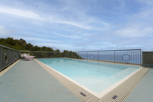 Piscina panoramica all'Aurora View Resort con vista mare, lettino, ringhiera in metallo e veduta dell'Etna in Sicilia