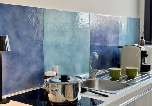 Cucina moderna di Aurora View Resort con paraschizzi blu, pentolame in acciaio inossidabile e tazze verdi