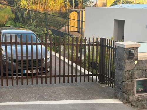 Entrada da villa BHF Residences com portão de metal e pátio em Arco da Calheta, Portugal
