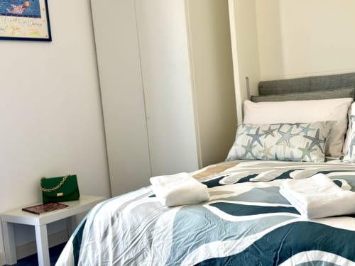 Camera Superior Aurora View Resort con arredamento costiero, cuscini a forma di stelle marine e mobili moderni