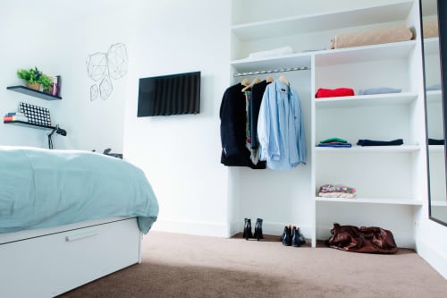 Chambre double moderne au B&B Place Jourdan Bruxelles avec placard organisé, TV écran plat et literie confortable