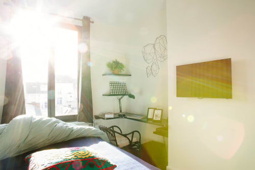Chambre double lumineuse à la Place Jourdan à Bruxelles avec vue sur la ville, espace de travail et décoration moderne