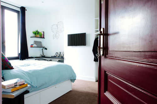 Chambre double moderne au B&B Place Jourdan Bruxelles avec vue sur la ville, TV écran plat, bureau et mobilier contemporain
