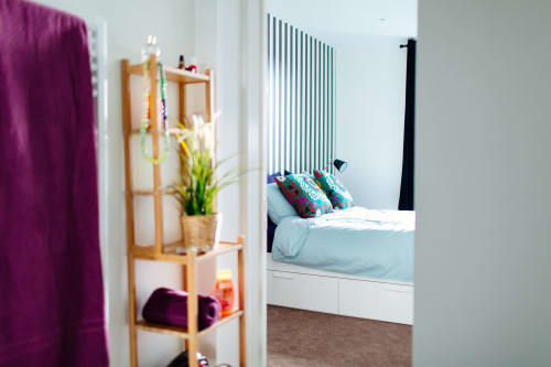Chambre double moderne à la B&B Place Jourdan Bruxelles avec coussins colorés, lit de rangement blanc et mobilier contemporain