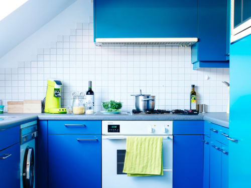 Cuisine moderne bleue du studio duplex à B&B Place Jourdan, Bruxelles avec électroménagers en acier inoxydable