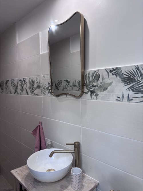 Lavabo moderne aux formes arrondies et miroir arqué aux Chambres De Napoleon B&B à Lannedern, France