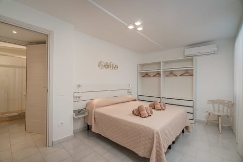 Camera moderna a Short Let's Olbia con letto matrimoniale, armadio incorporato e climatizzatore a Olbia, Italia