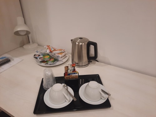 Vassoio di benvenuto nella camera Baldo 2 della Maritza Guest House Roma, con bollitore, tazze, snack e articoli da toilette