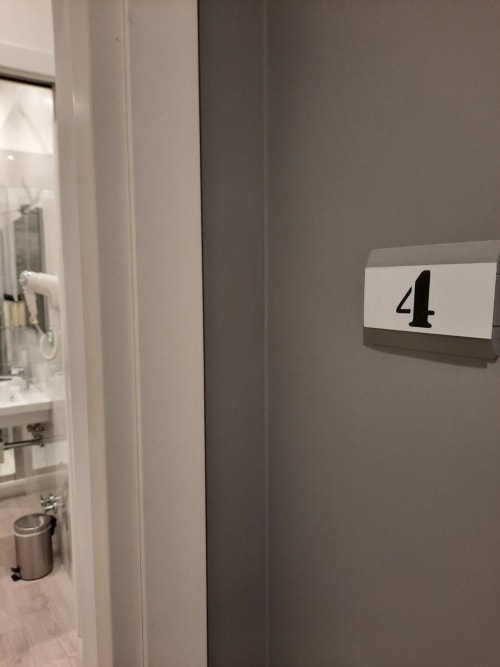 Ingresso della camera 4 presso Maritza Guest House, Roma, con moderno corridoio e accesso al bagno