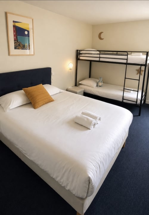Chambre familiale à l'Aux Genêts d'Or avec lit double, lits superposés et équipements modernes à Trévé, France