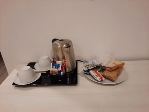 Vassoio di benvenuto alla Maritza Guest House Roma con bollitore, tazze, snack e articoli per la colazione