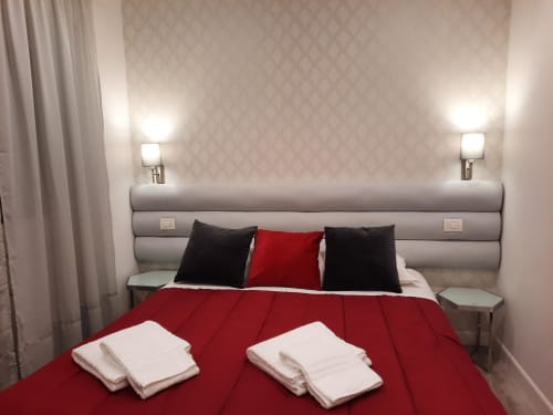 Camera 5 Baldo presso la Maritza Guest House di Roma con letto in rosso, testata grigia imbottita, cuscini neri e rossi