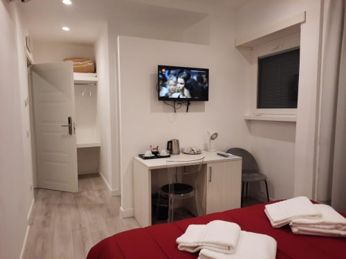 Camera Baldo 5 presso Maritza Guest House Roma con letto, scrivania, TV e accesso al bagno privato