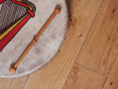 Baguettes de bois sur un bodhran à South Hill House, hôtel à Delvin, Irlande