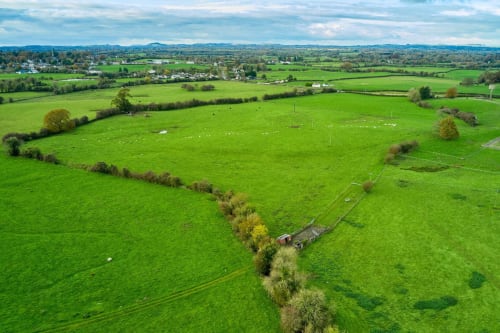 Vue aérienne du domaine rural South Hill House à Delvin, Irlande avec ses champs verdoyants et paysage champêtre