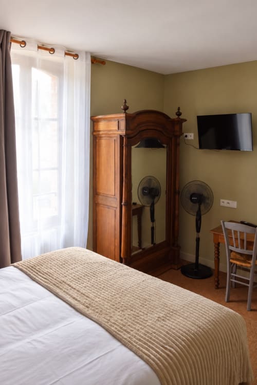 La Willow bedroom at Au Bon Séjour, Sainte-Suzanne-et-Chammes with wooden wardrobe, TV, fans and city views