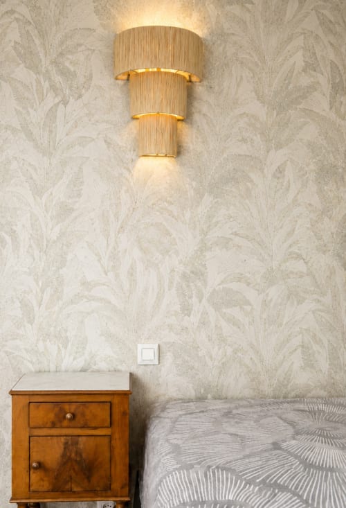 Modern wall sconce and wooden nightstand in La Willow room at Au Bon Séjour hotel, Sainte-Suzanne-et-Chammes