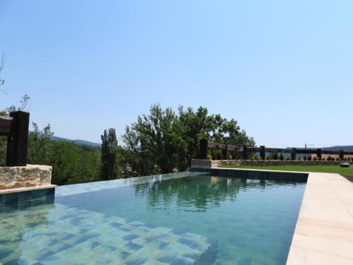 Piscina de borde infinito del Hotel Izarbe en Burgos con vistas al campo, agua cristalina y jardines impecables
