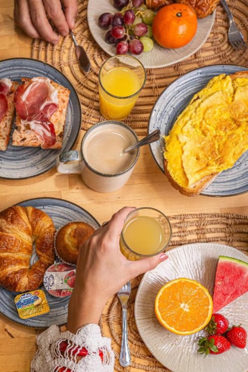 Desayuno variado en Hotel La Muntanya con pasteles, embutidos, tortilla, frutas frescas, zumo y café