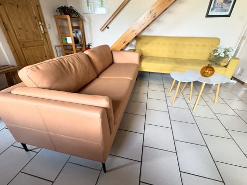 Salon moderne du gîte Aux 4 Chalets Corbion avec canapé en cuir beige et canapé jaune à Bouillon