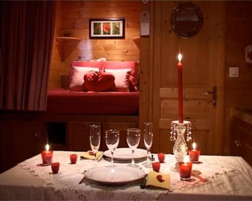 Table de dîner romantique aux chandelles avec verres de vin et bougies rouges à l'hôtel Le Relais de Maufront à Ouagne, France