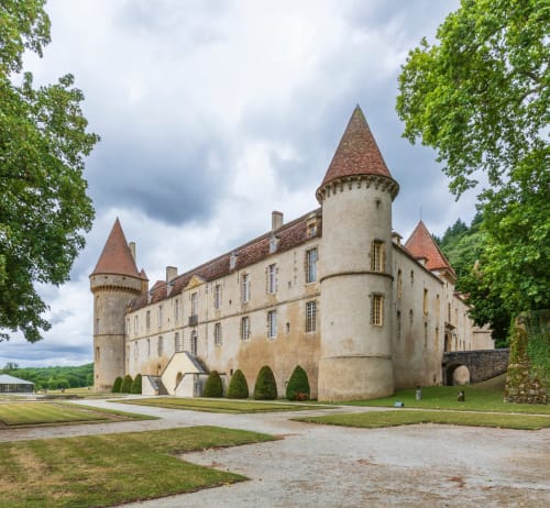 Le château Le Relais de Maufront avec ses tours et ses jardins paysagés à Ouagne, France