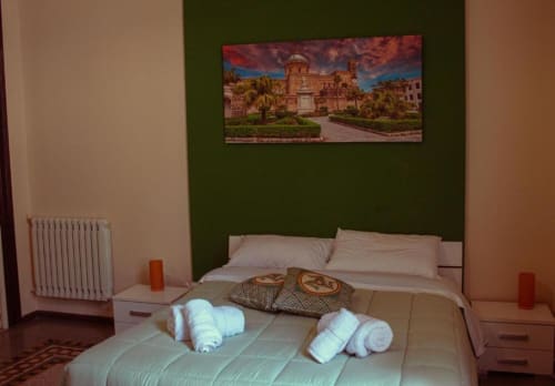 Camera Triple Mizzica Rooms Palermo con vista città, biancheria bianca, amenities benvenuto e opere della cattedrale palermitana