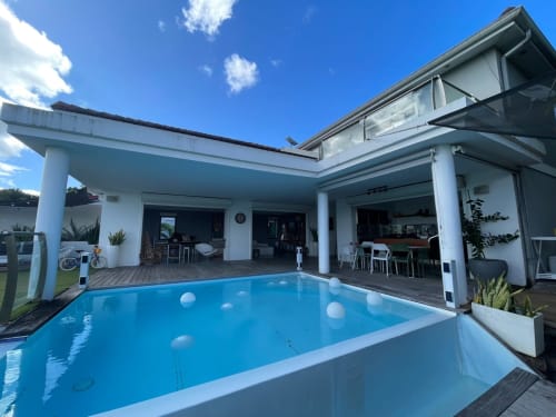 Villa blanche moderne avec piscine privée, terrasse en bois et vue mer à la Résidence Thalie, Les Trois-Îlets