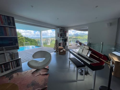Villa de luxe avec vue mer aux Trois-Îlets, espace moderne, grand piano, sièges courbes et panoramique