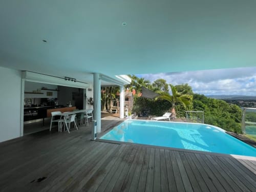 Villa de luxe avec piscine à débordement, vue mer et golf à la Résidence Thalie en Martinique